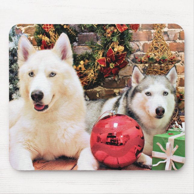 Christmas - Siberian Huskies - Bailey and Katya Mouse Mat (Front)