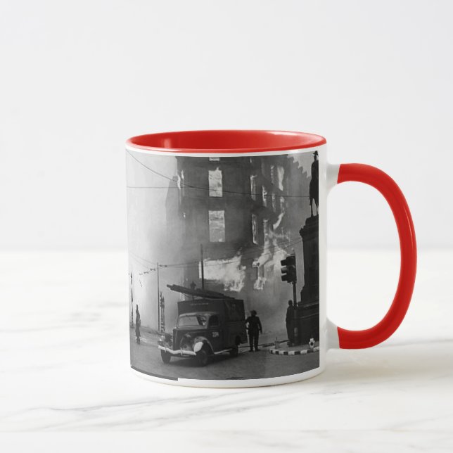 Churchill quote: NEVER GIVE UP Mug (Right)