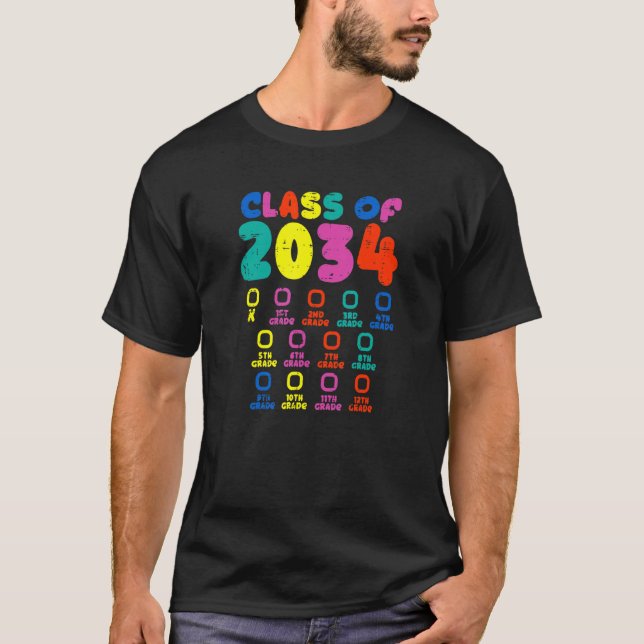 Class of 2034 Grow With Me First Day of School Che T-Shirt (Front)