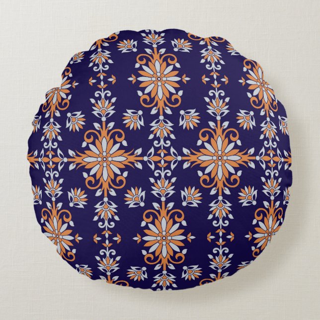 Classic Floral: Timeless Vintage Pattern Round Cushion (Front)