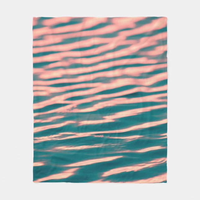 Close-up photo of calm body of w fleece blanket (Front)