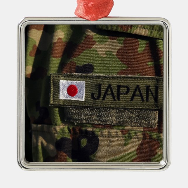 Close-up view 2 metal tree decoration (Front)