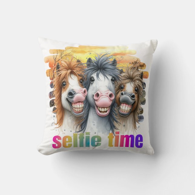 Cojines horse meme – funny horses on a selfie cushion (Front)
