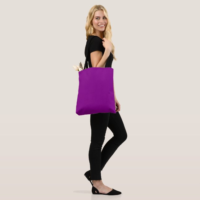 colour dark magenta tote bag (On Model)