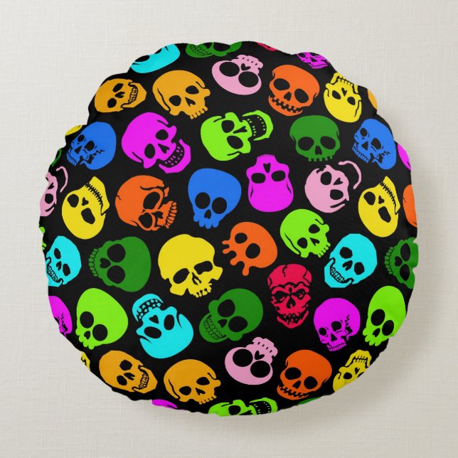 Colourful Skulls pattern in black Round Cushion (Front)