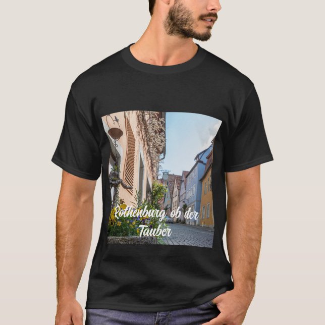 Colourful street in Rothenburg ob der Tauber T-Shirt (Front)