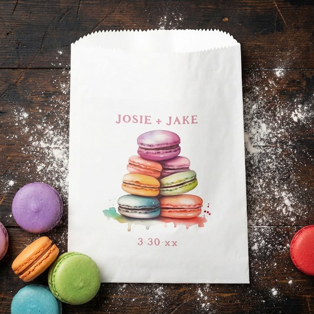 Colourful sweet macaroons favour bags (Colorful sweet macaroons favor bags.)