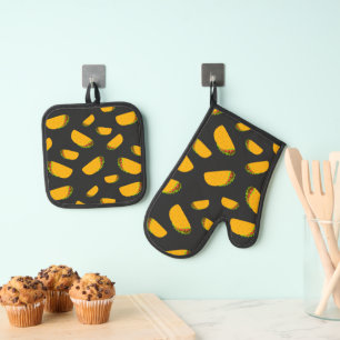 Cool and fun yummy taco pattern dark grey oven mitt & pot holder set