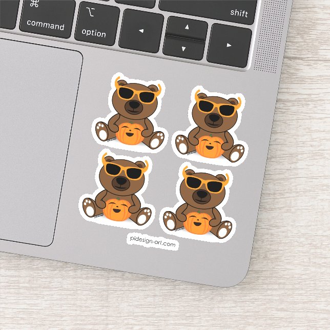 Cool cute Halloween bear sunglasses and pumpkin (Detail)