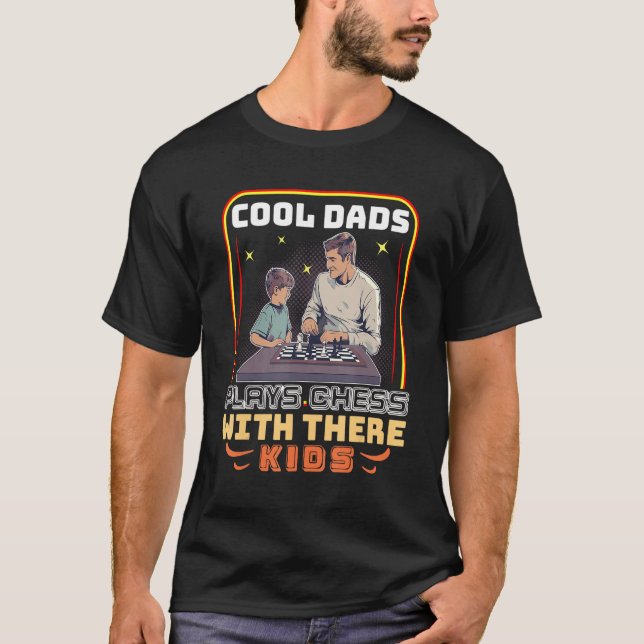 Cool Dads plays chess with there Kids  Father´s Da T-Shirt (Front)