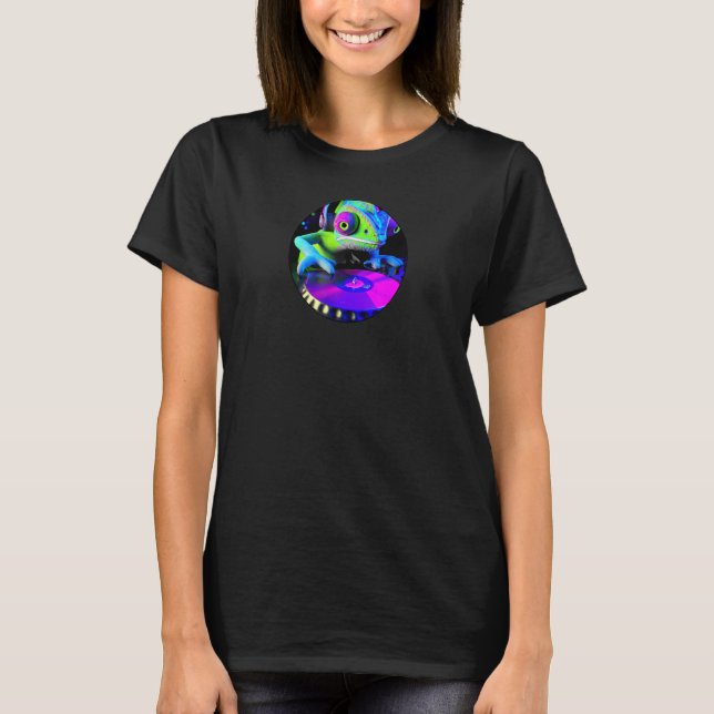 Cool Gecko DJ mixing on the Turntables T-Shirt (Front)