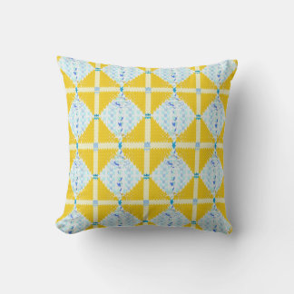 Cosy and sensual knit printed cushion (yellow)