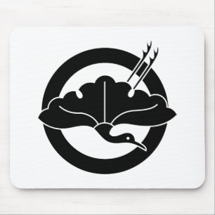 Crane-shaped ginkgo leaf on circle mouse mat