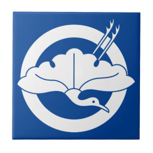 Crane-shaped ginkgo leaf on circle tile