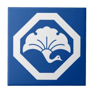 Crane-shaped ginkgo leaf on tray ceramic tile