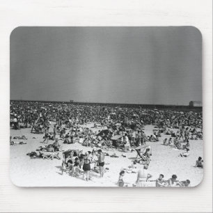 Crowded beach mouse mat