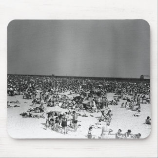 Crowded beach mouse mat