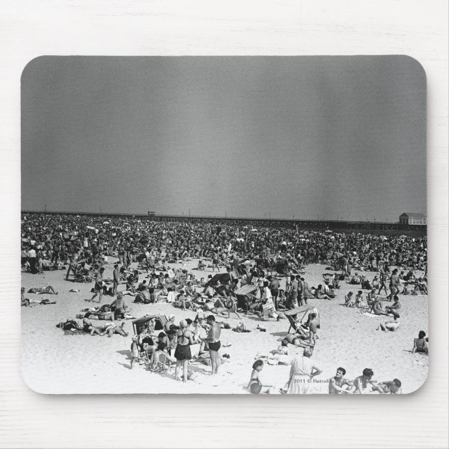 Crowded beach mouse mat (Front)