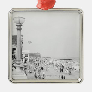 Crowds 2 metal tree decoration