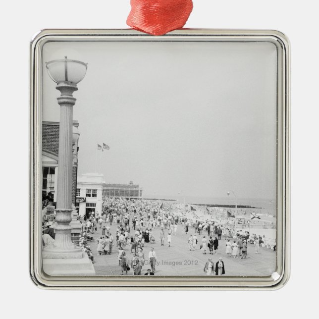 Crowds 2 metal tree decoration (Front)