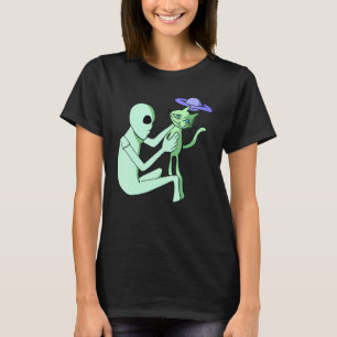 Cute Alien Petting A Cat For Cat Mum Dad Pet Cost T-Shirt