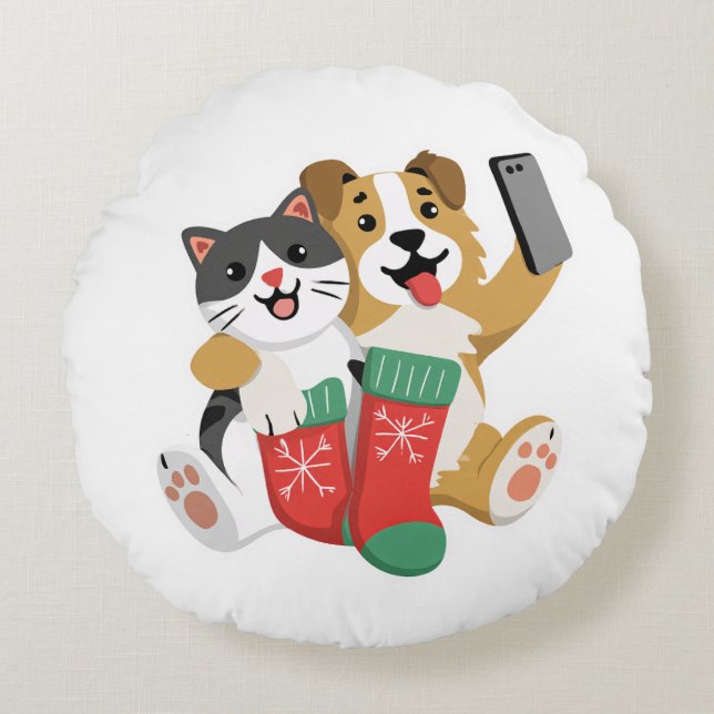Cute Christmas Dog and Cat Selfie – Funny Holiday Round Cushion (Front)