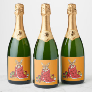 Cute Cosy Christmas Reindeer in Blanket Funny Sparkling Wine Label