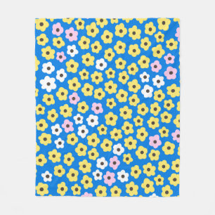Cute flowers: seamless cartoon pattern. fleece blanket