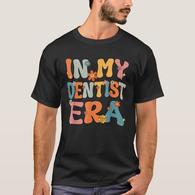 Cute In My Dentist Era Groovy Retro Dentist Mum Da T-Shirt (Front)