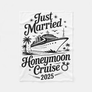 Cute Just Married Honeymoon Cruise 2025 Newlyweds Fleece Blanket