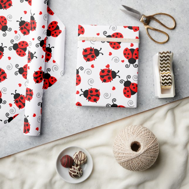 Cute Ladybug pattern wrapping paper (Crafts)