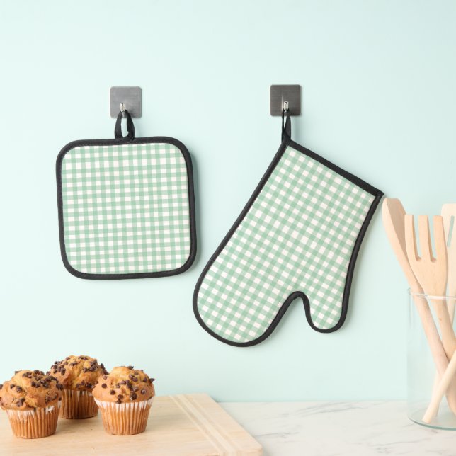 Cute Pastel Green Gingham Oven Mitt & Pot Holder Set (Insitu(Hanging))