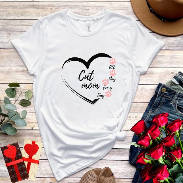 Cute simple heart design womens cat lover mum T-Shirt (Creator Uploaded)