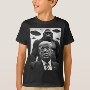 Cute Trump Bigfoot Selfie With Ufos Weird Alien Fu T-Shirt