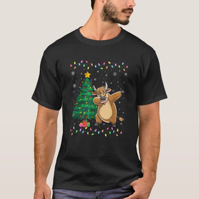 Dabbing Highland Cow Xmas Tree Lights Ugly Christm T-Shirt (Front)