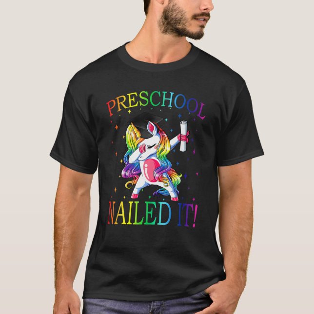 Dabbing Preschool Unicorn Graduation Class 2021 Na T-Shirt (Front)