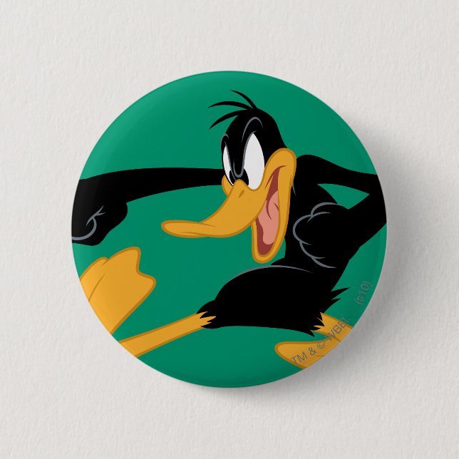 DAFFY DUCK™ Swinging a Punch 6 Cm Round Badge (Front)