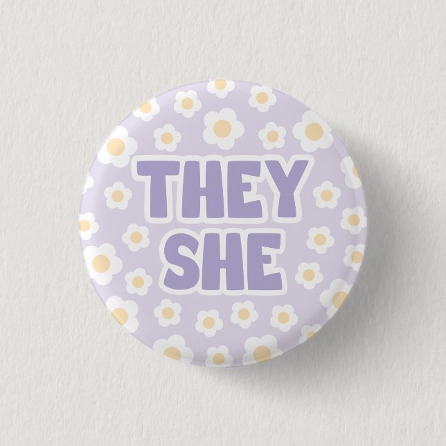 Daisies They/She Pronouns in Purple 3 Cm Round Badge (Front)