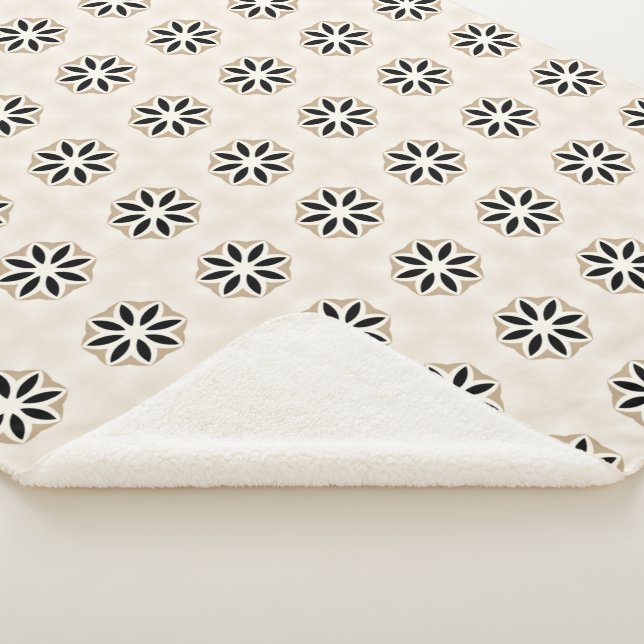 Daisy Delight Monochrome Blossom Sherpa Blanket (3/4)
