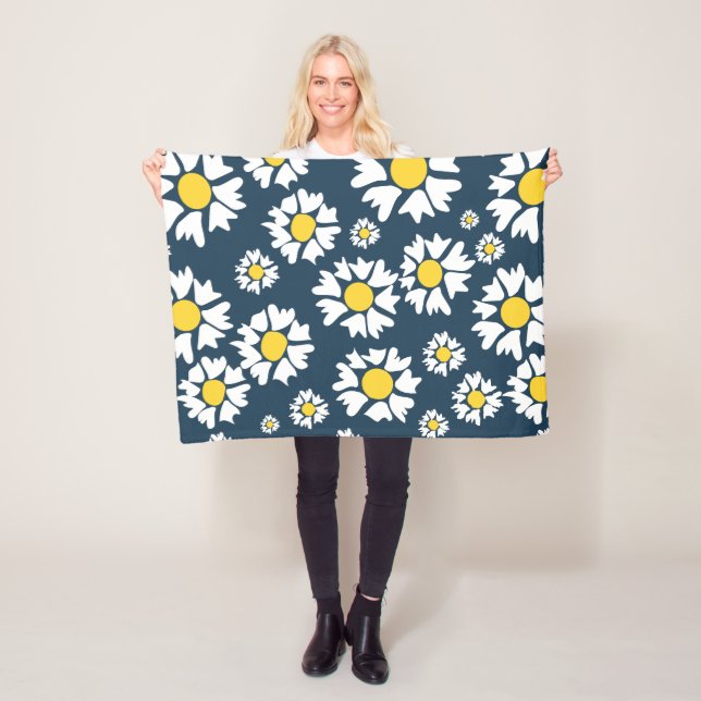 Daisy Pattern, Floral Pattern, White Daisies Fleece Blanket (In Situ)