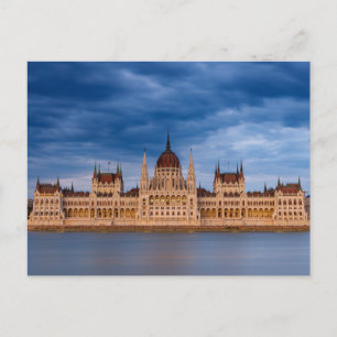 Das Parlamentsgebäude in Budapest an der Donau Pos Postcard