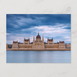 Das Parlamentsgebäude in Budapest an der Donau Pos Postcard