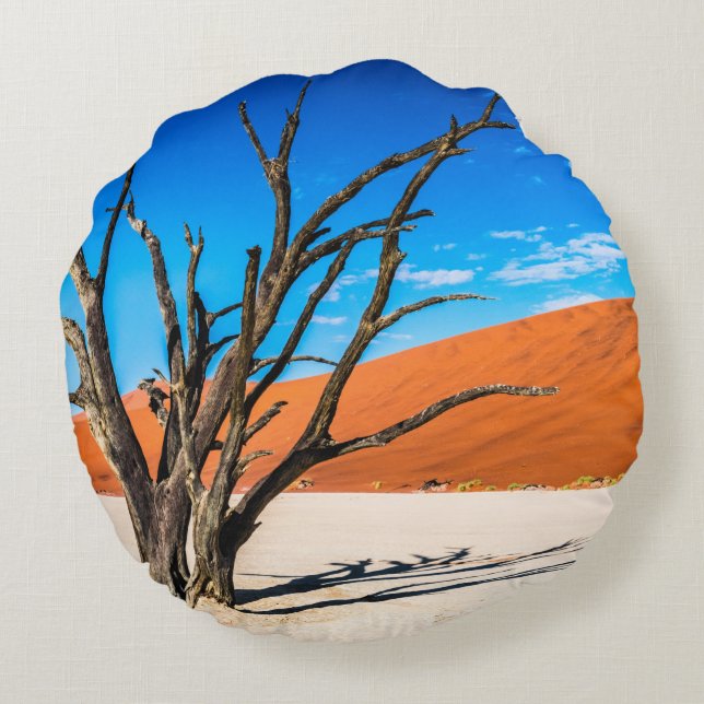 Dead tree in Deadvlei, Namibia Round Cushion (Back)