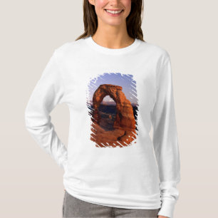 Delicate Arch at Sunset with snow covered La T-Shirt