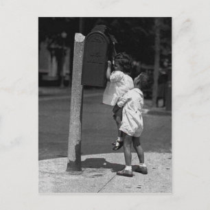Deux enfants postant une lettre postcard