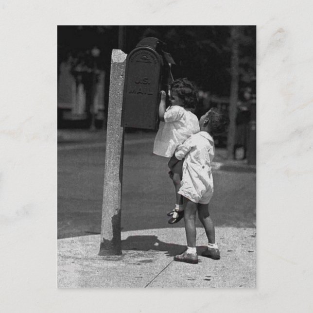 Deux enfants postant une lettre postcard (Front)