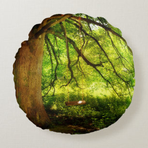 Die Baumschaukel im grünen Wald Round Cushion