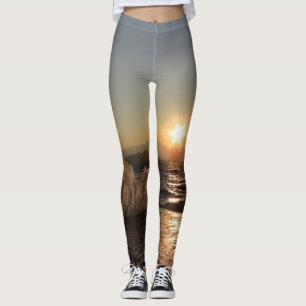 die Wellen vom Meer prallen gegen einen Anlegesteg Leggings