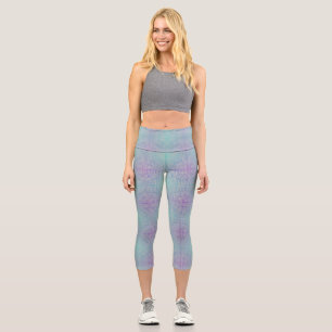 Distorted frame 01.w Lgrey BG Capri Leggings