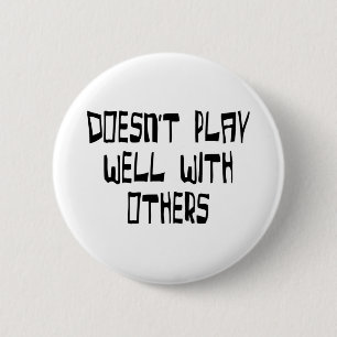 Doesn't play well with others 6 cm round badge